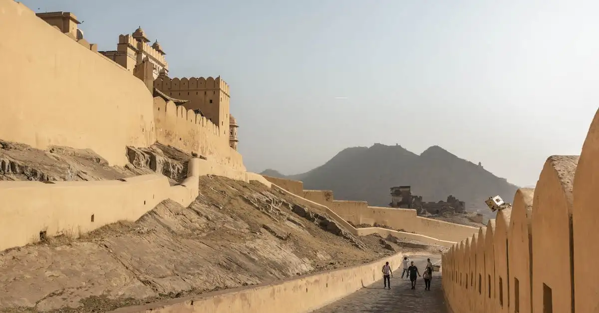 Quelle ville abrite le célèbre Fort d'Amber en Inde ?