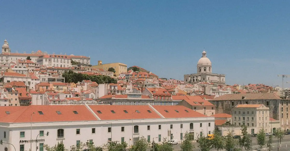 Quelle ville abrite le célèbre quartier d'Alfama ?
