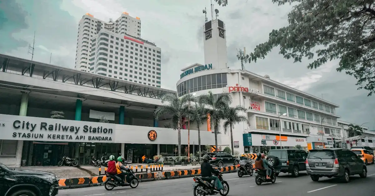Quelle ville de Sumatra est connue pour ses plantations de poivre ?
