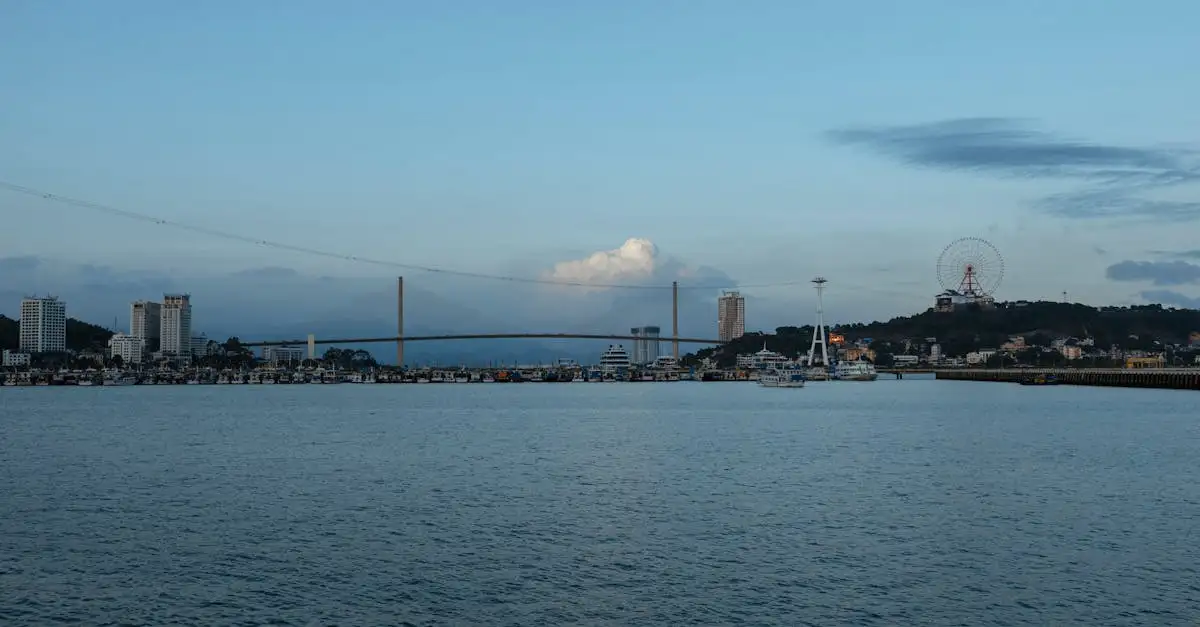 Quelle ville du Vietnam est connue pour la baie d'Halong ?