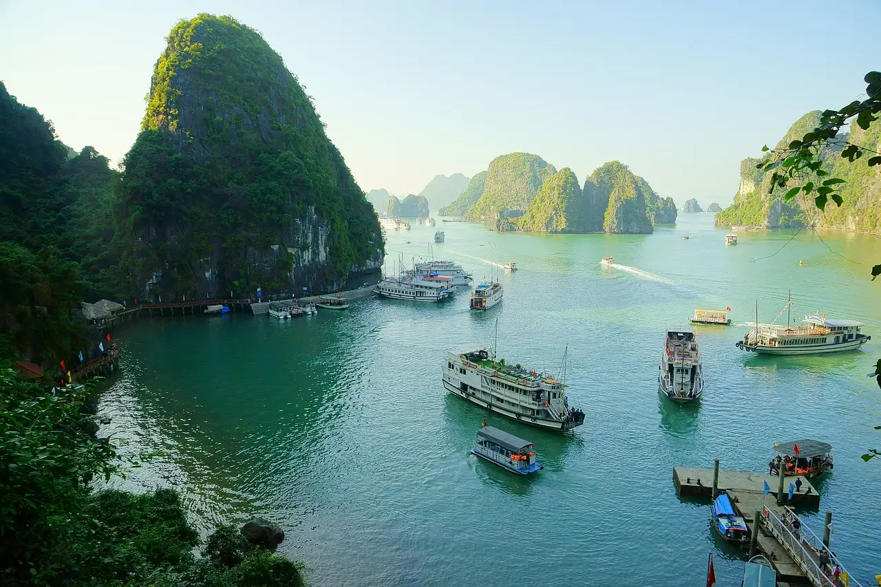 Quelle ville du Vietnam est connue pour la baie d'Halong ?