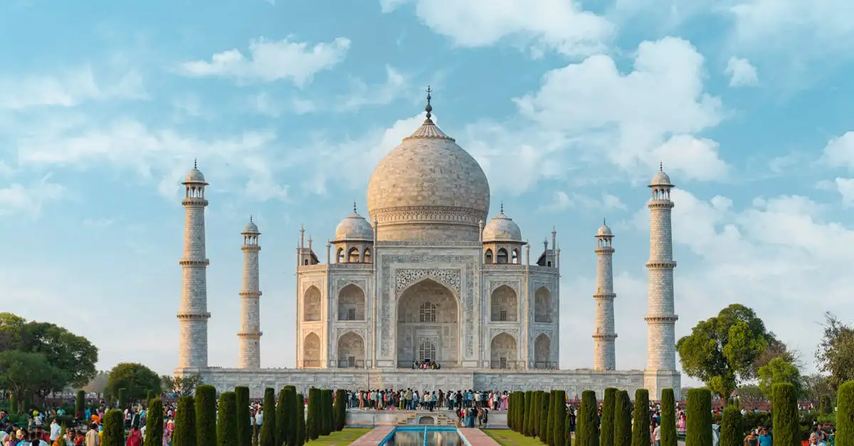 Quelle ville indienne est célèbre pour le Taj Mahal ?