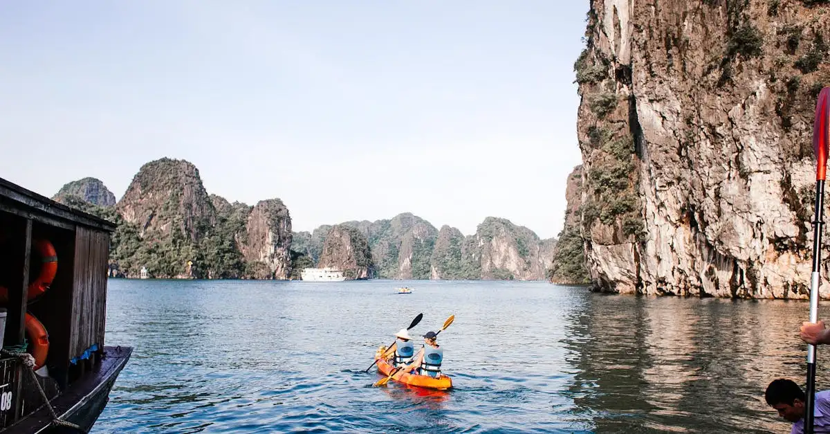 Où faire du kayak près des falaises d'Acapulco ?