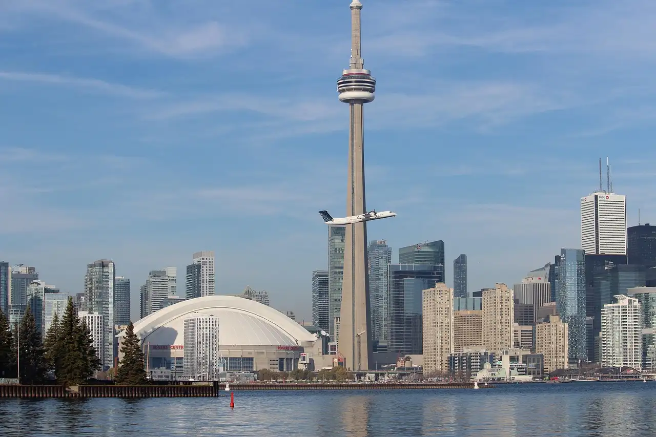Pourquoi le sol en verre de la Tour CN à Toronto est-il unique ?