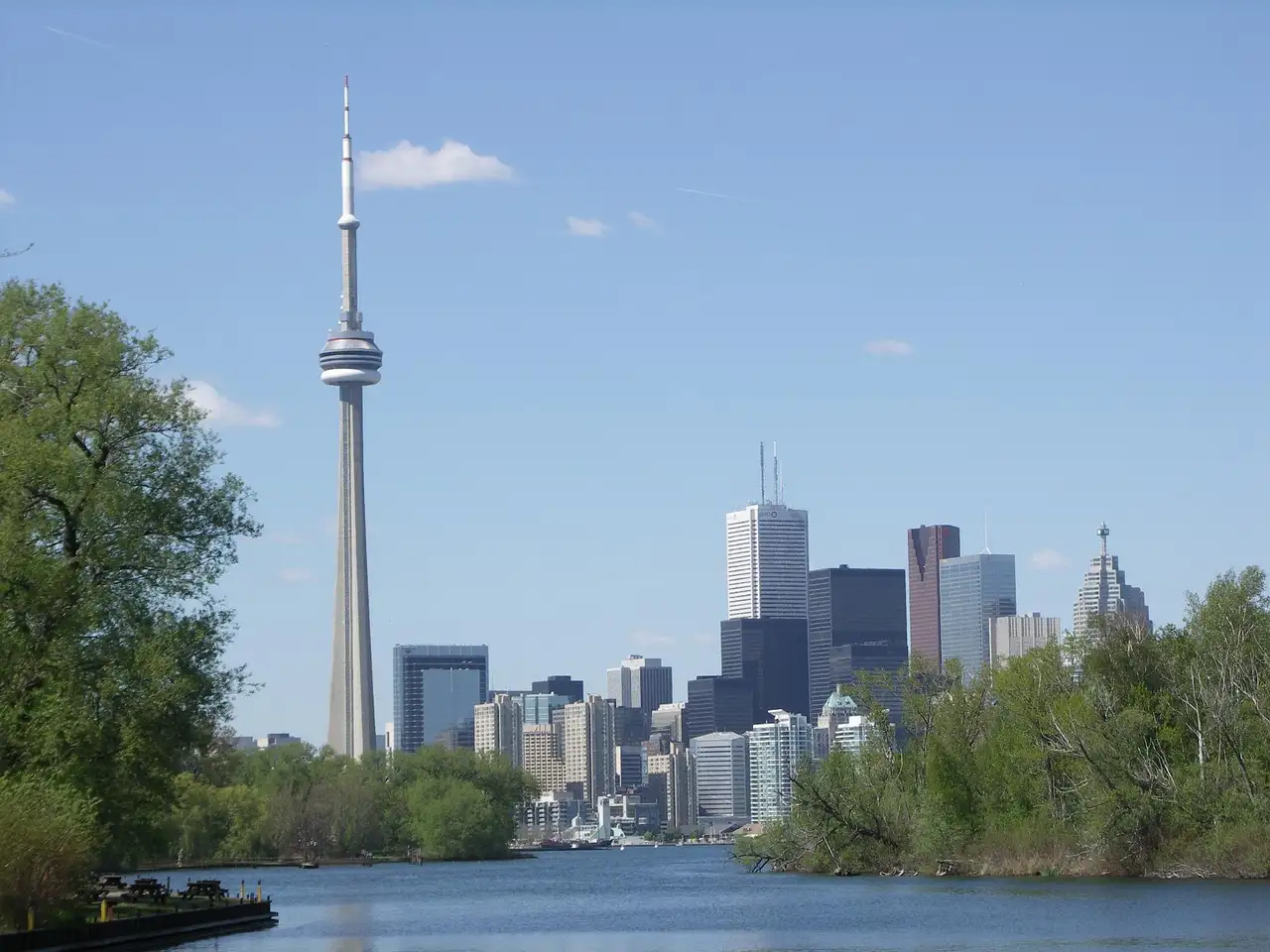 Pourquoi le sol en verre de la Tour CN à Toronto est-il unique ?
