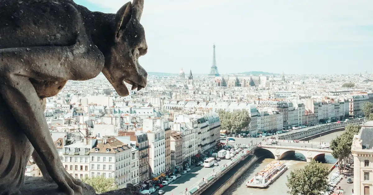 Quelle est la ville en France surnommée la Ville Lumière ?