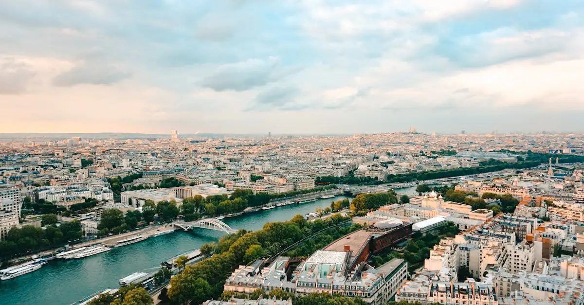Quelle est la ville en France surnommée la Ville Lumière ?