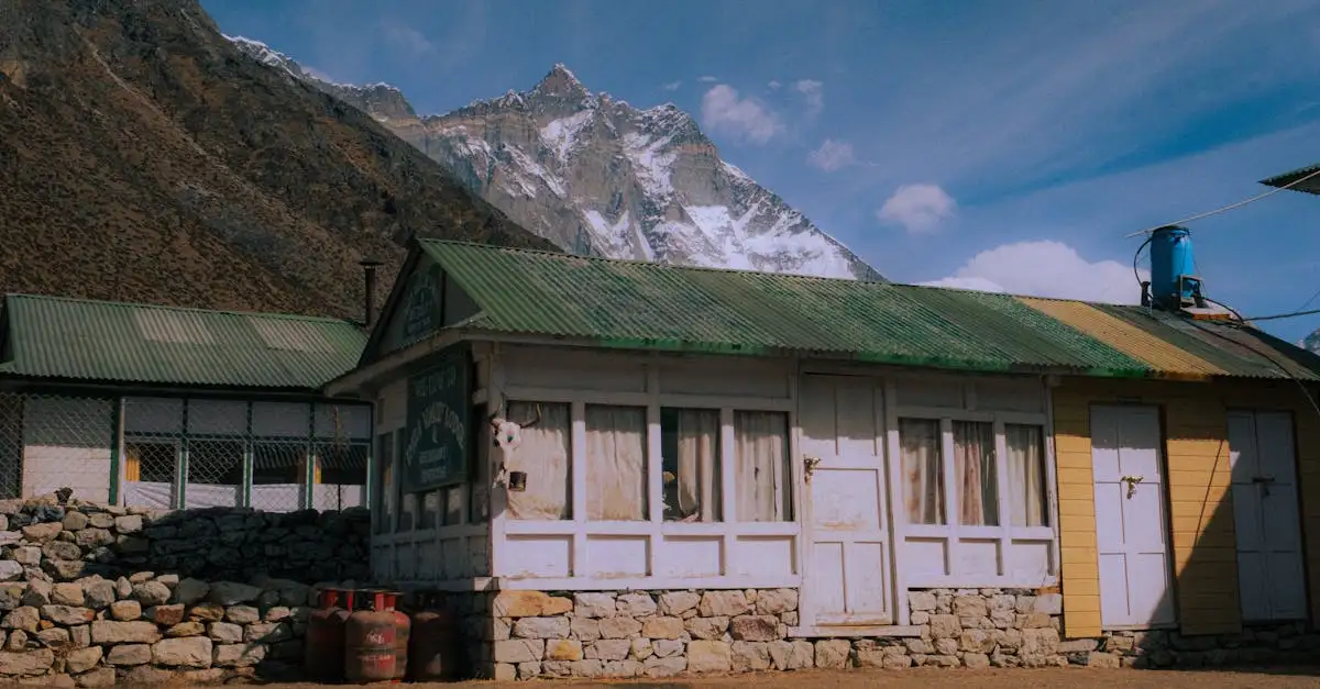 Quelle est la ville népalaise au pied de l'Himalaya ?