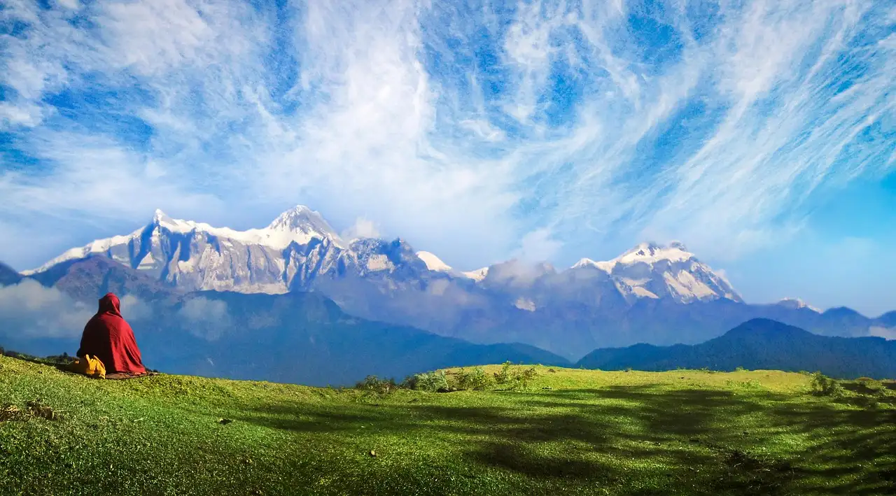 Quelle est la ville népalaise au pied de l'Himalaya ?