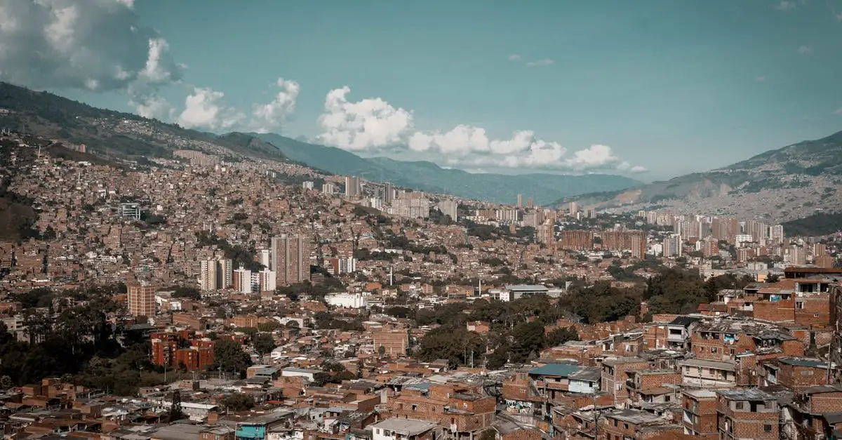 Quelle ville colombienne est célèbre grâce au cartel de Medellín ?