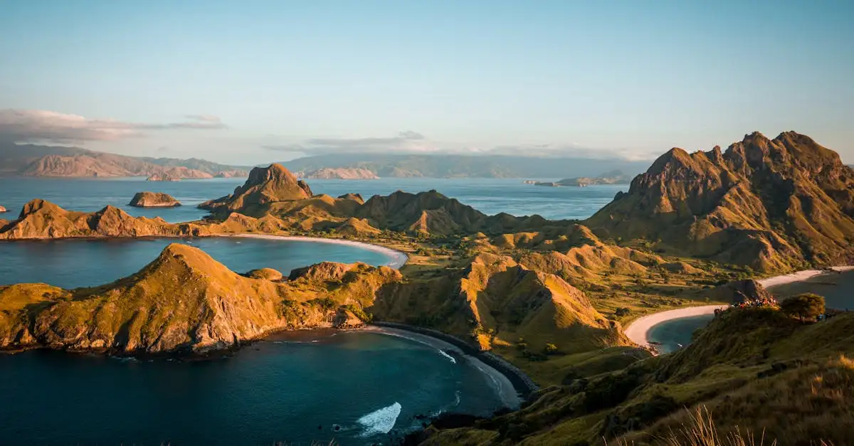 Quelle ville indonésienne célèbre pour plages et temples ?
