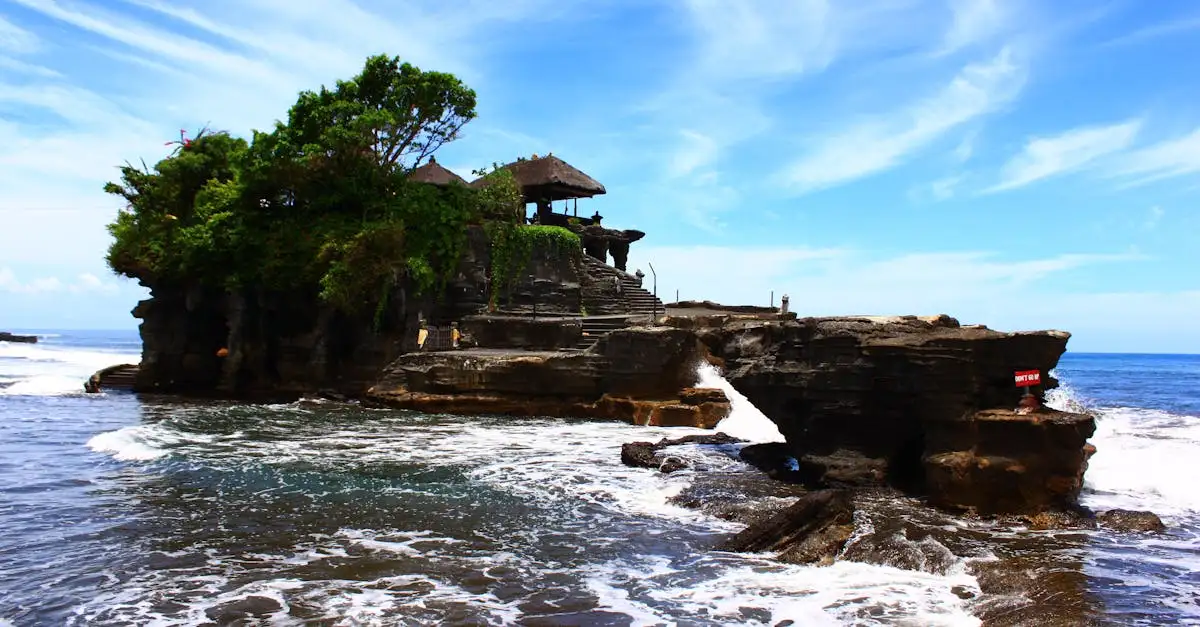 Quelle ville indonésienne célèbre pour plages et temples ?