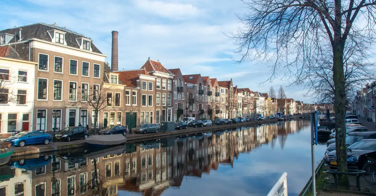 Quelle ville néerlandaise abrite des archives historiques ?