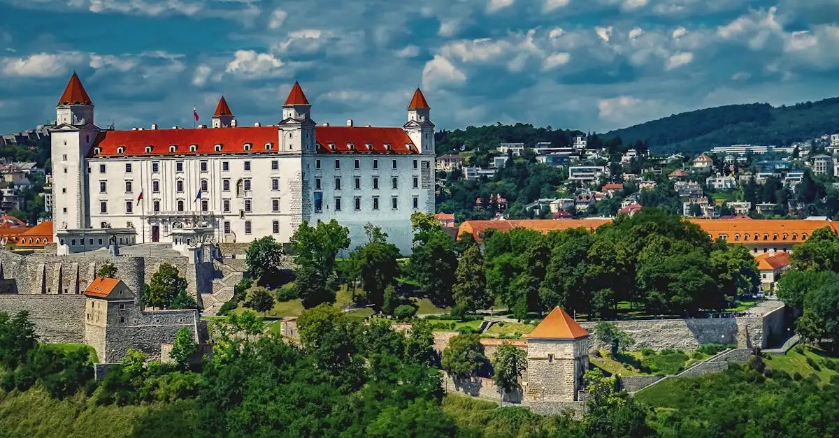 Quelle ville slovaque est célèbre pour son château ?