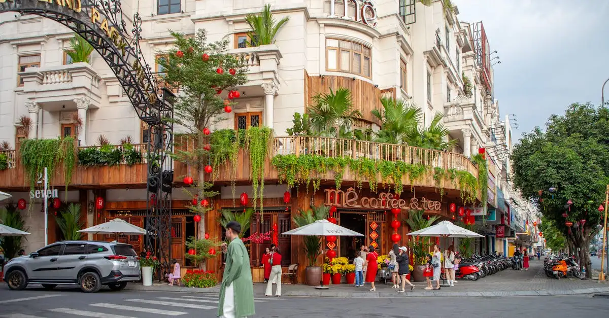 Quelle ville vietnamienne est réputée pour ses lanternes ?