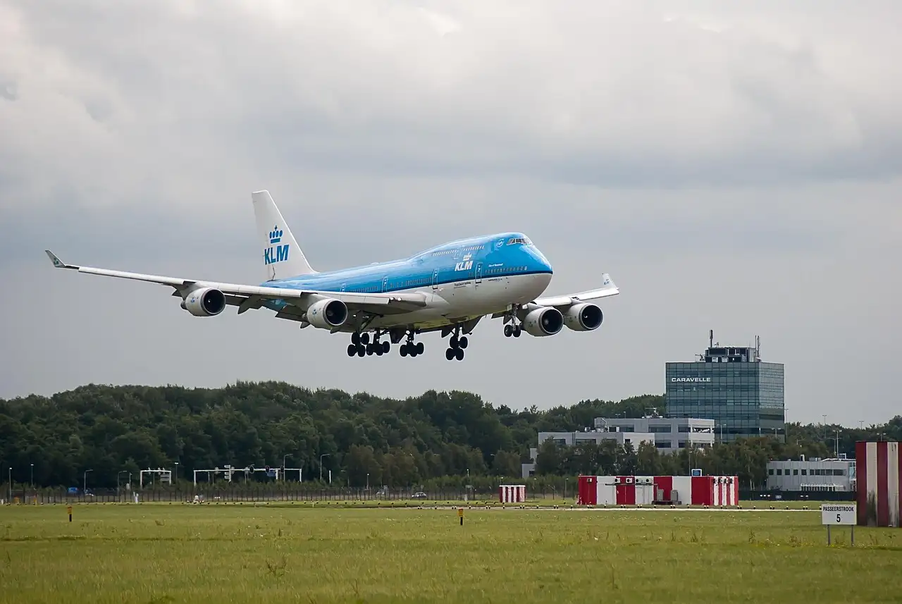 Combien d'employés y a-t-il à l'aéroport de Schiphol ?