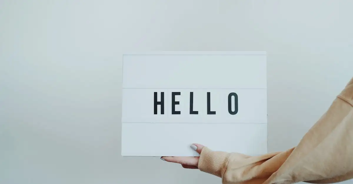 Que signifie 'hoi' dans une salutation informelle ?