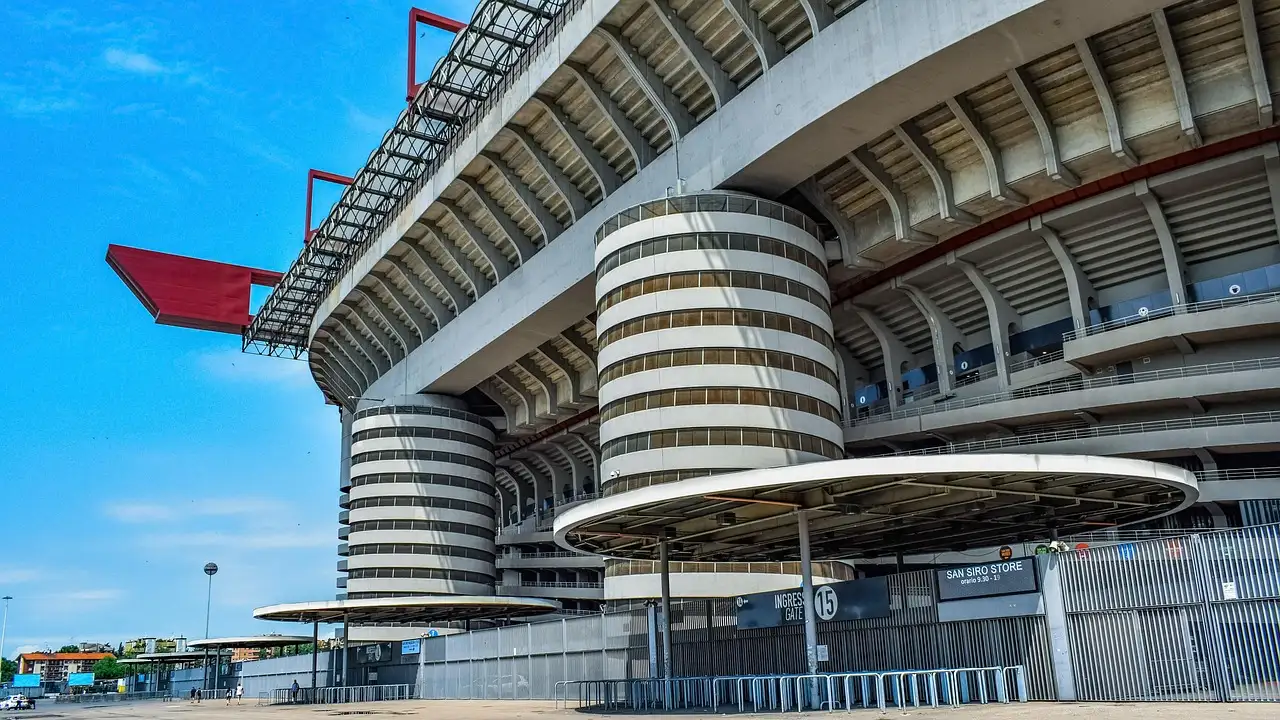 Quel est le véritable nom du stade San Siro ?