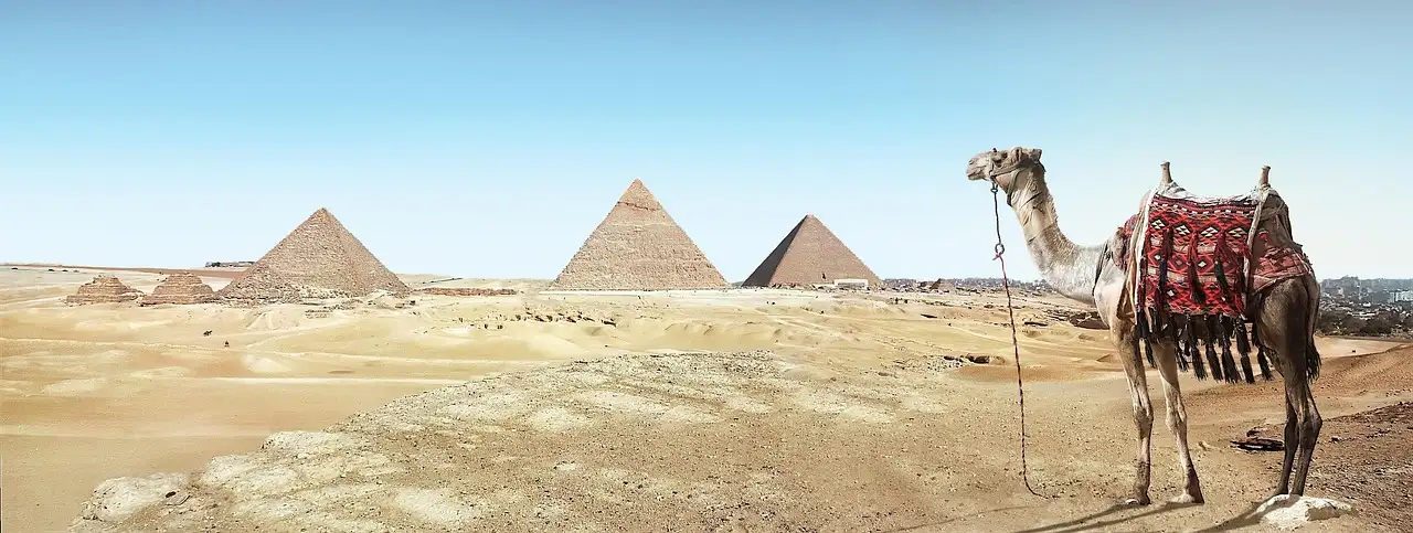 Quel rôle les pharaons jouaient-ils face aux invasions étrangères ?