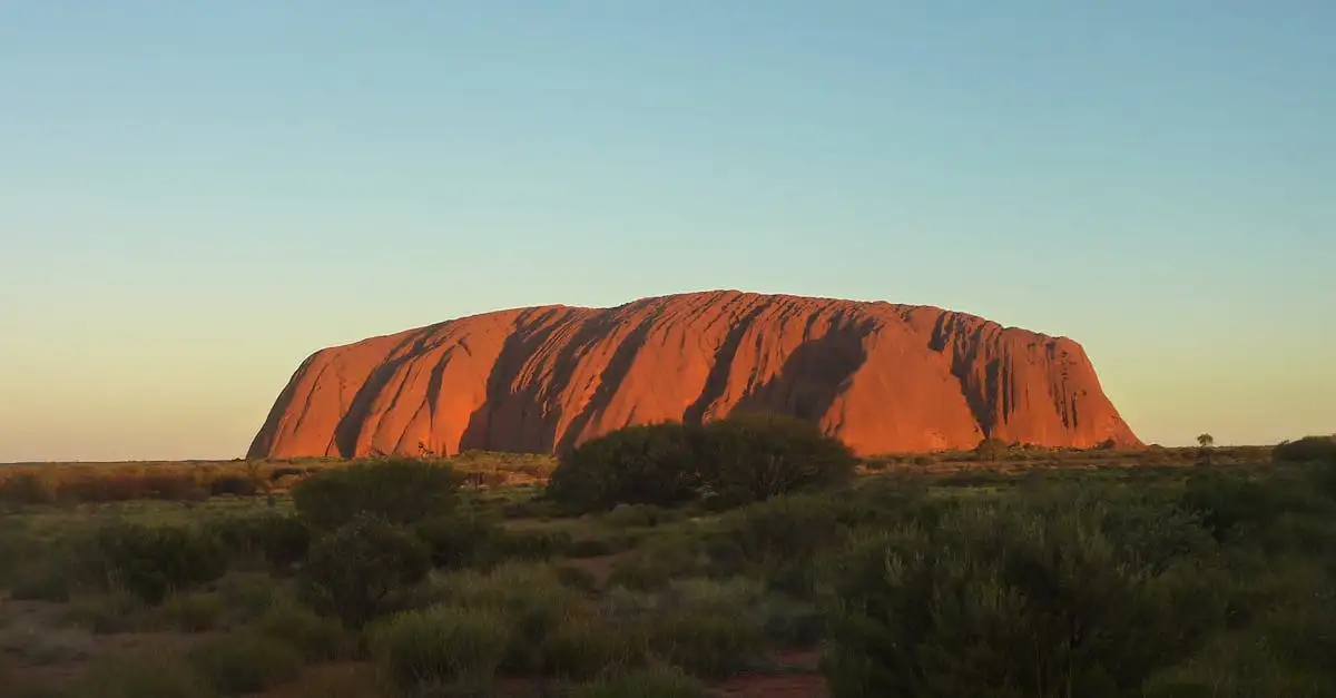 Quelle est la formation emblématique d'Uluru-Kata Tjuta ?