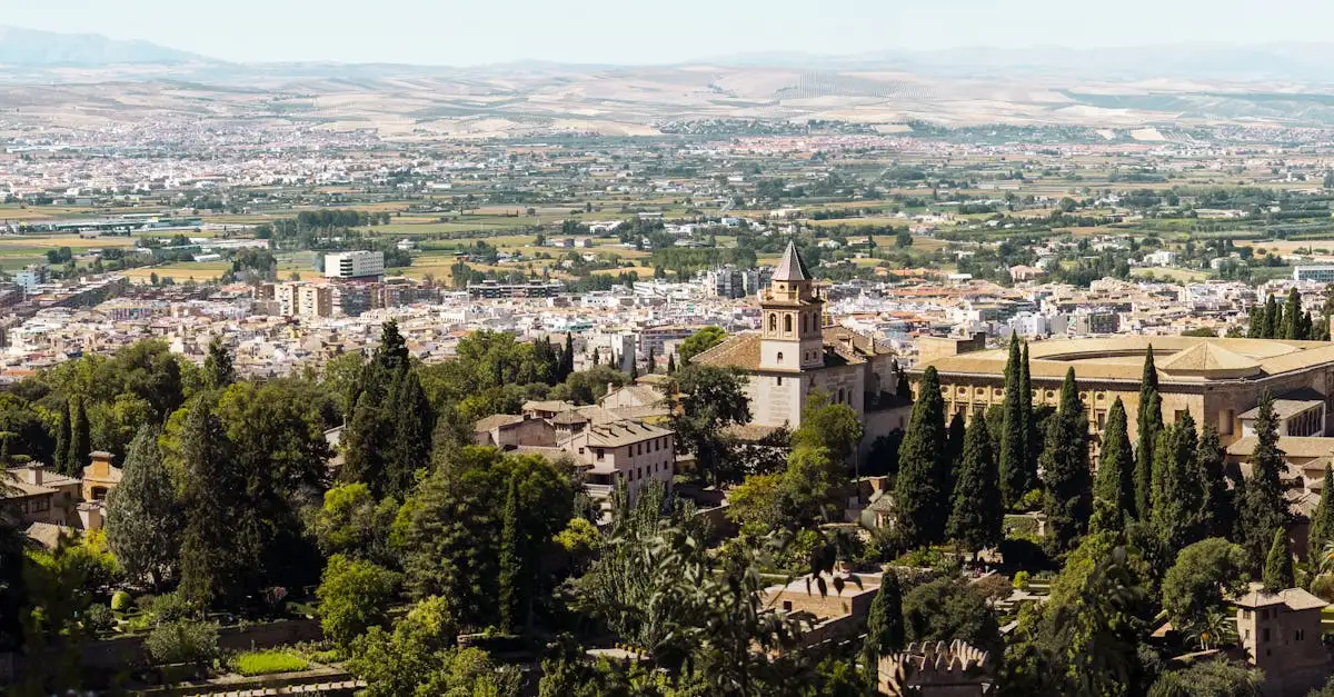 Quelle ville abrite le palais impressionnant de l'Alhambra ?