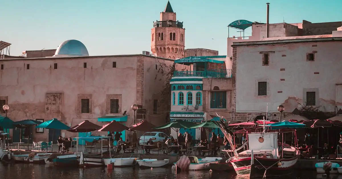 Quelle ville tunisienne abrite la célèbre médina ?