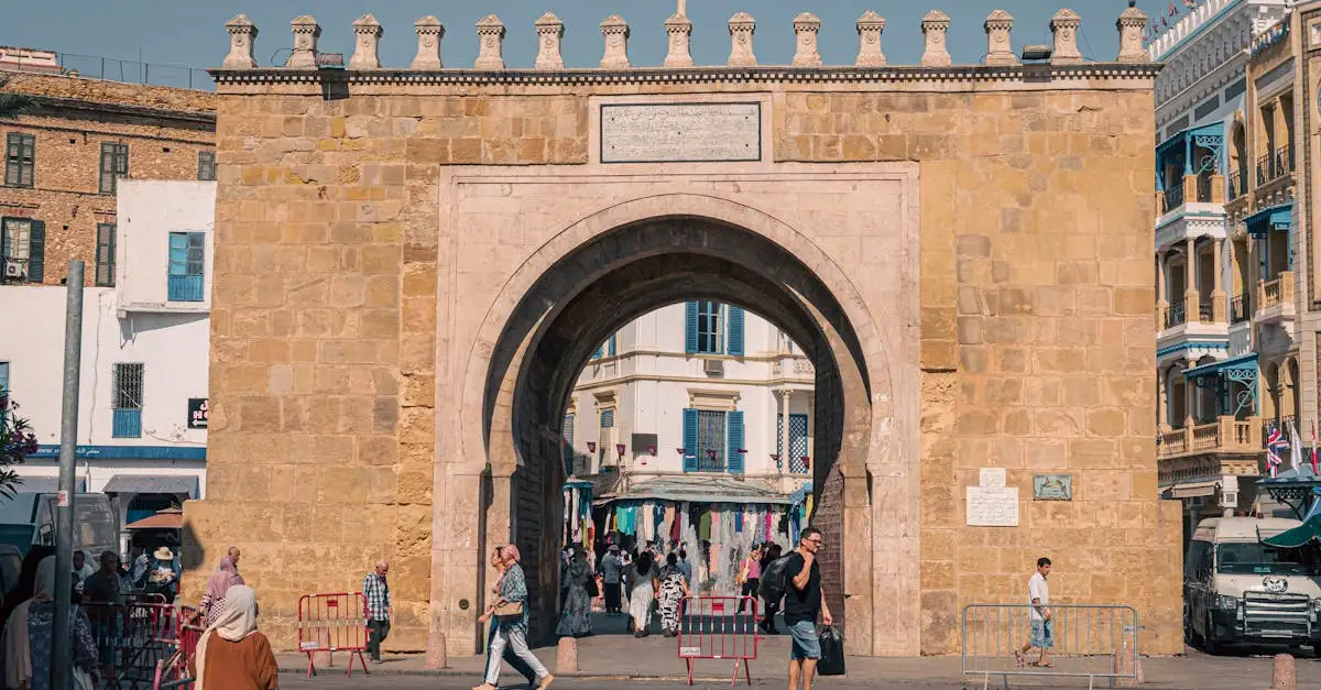Quelle ville tunisienne abrite la célèbre médina ?