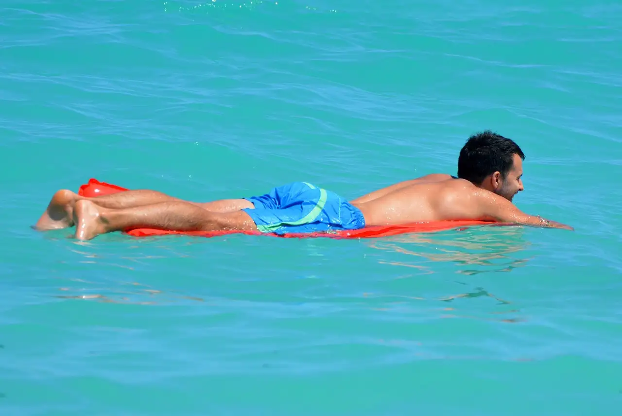 Quelle couleur de maillot de bain choisir pour peau blanche ?
