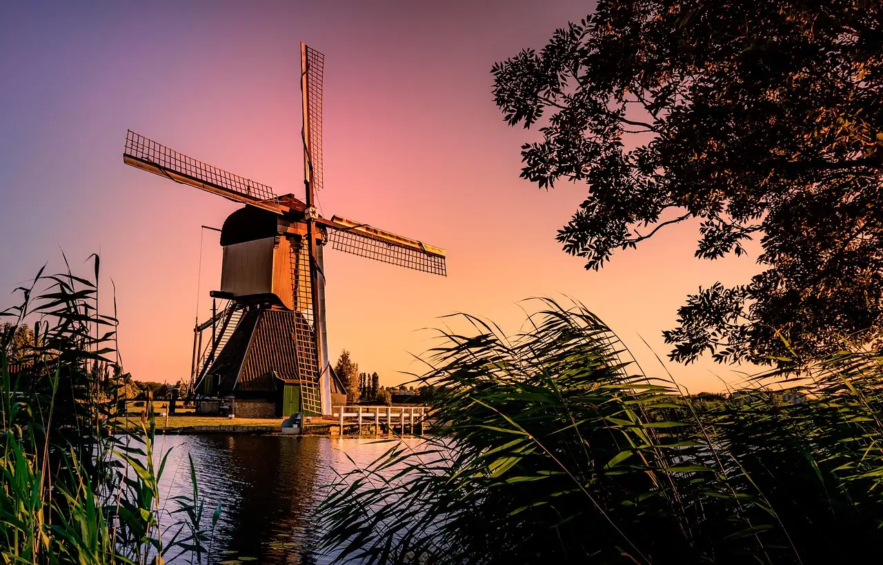 Quelle ville célèbre pour ses moulins au Siècle d'or ?