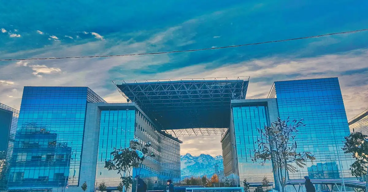 Quelle ville du Kazakhstan arbore une architecture futuriste ?