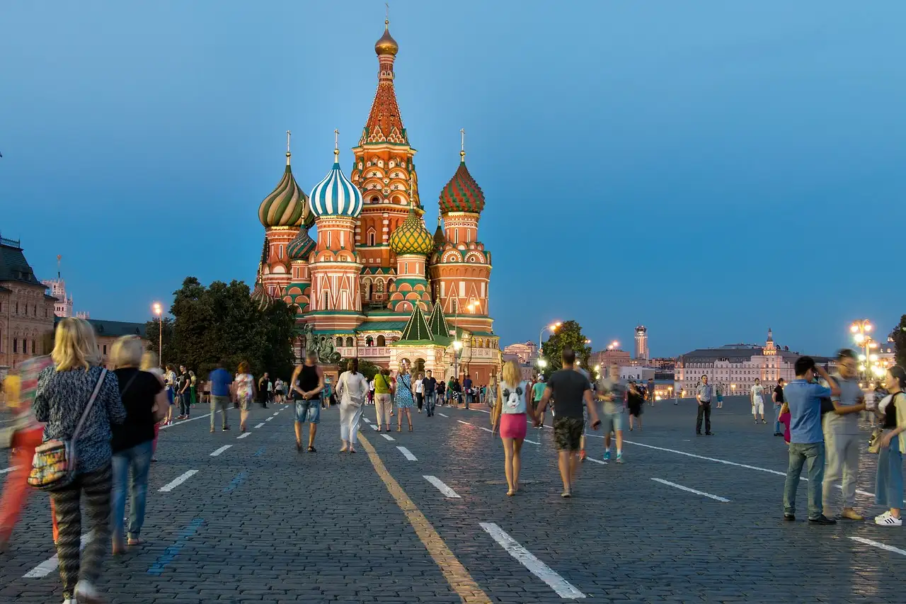 Quelle ville russe abrite la Place Rouge et Saint-Basile ?