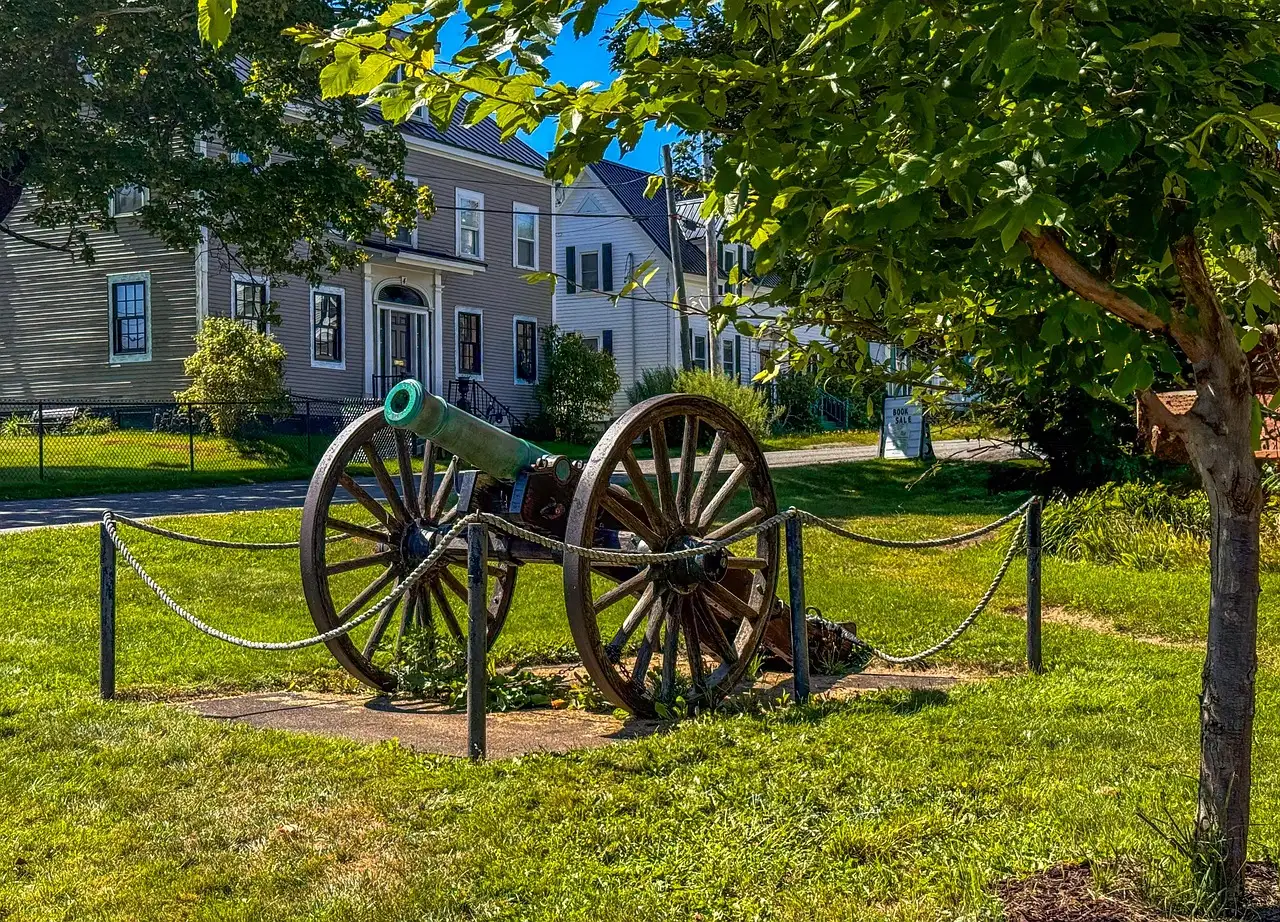 Comment la ville a-t-elle réagi à l'invention de la poudre à canon ?